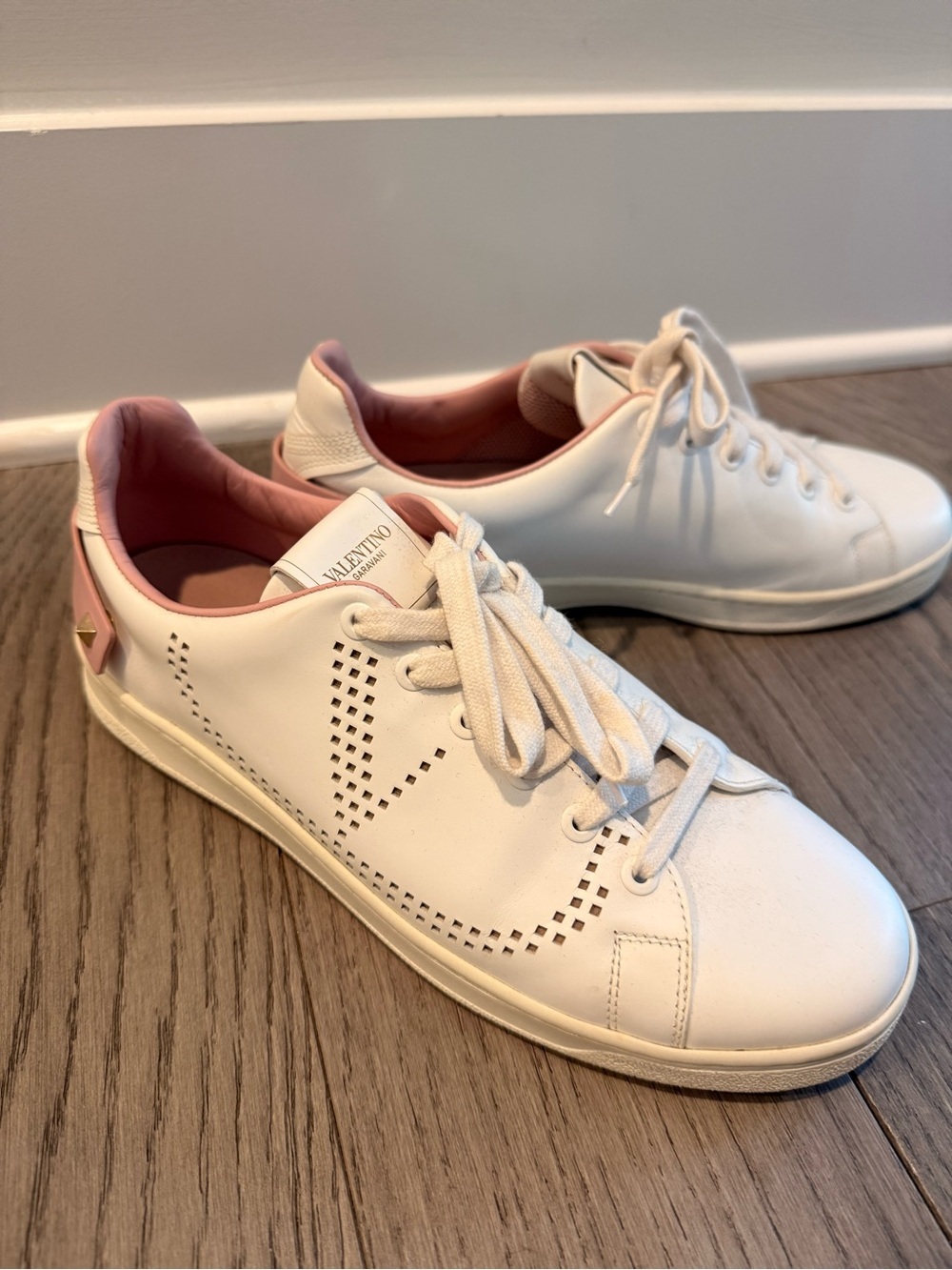 Valentino Garavani Backnet VLogo sneakers in White Blush Calfskin
